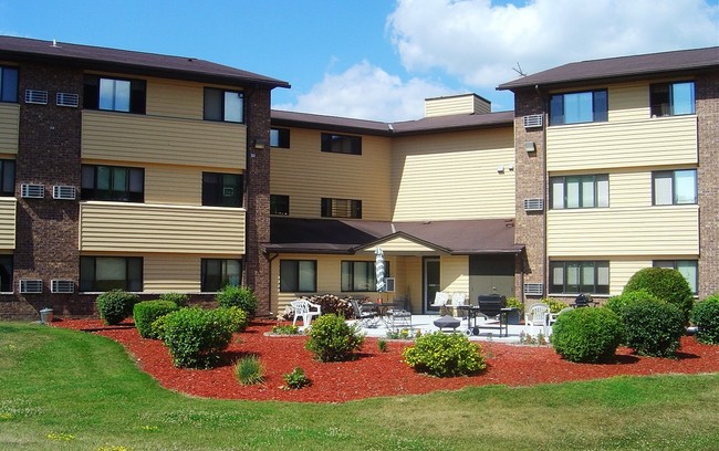261breezewood-village-ii-hartland-wi-building-photo (002).jpg